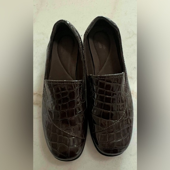 Clark’s Women’s Size 8 Croc Embossed Brown Patent Leather Comfort Loafers - Picture 3 of 6